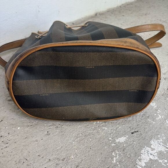 Distressed Fendi 80’s bucket bag - Picture 6 of 13